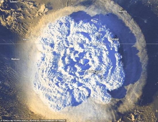 湯加火山噴發(fā)現(xiàn)場似&ldquo;核爆&rdquo;升起蘑菇云