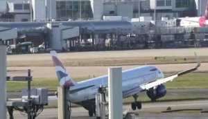 英國(guó)航空公司的飛機(jī)被風(fēng)吹到跑道上