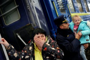 在利沃夫淚流滿面的烏克蘭人登上火車