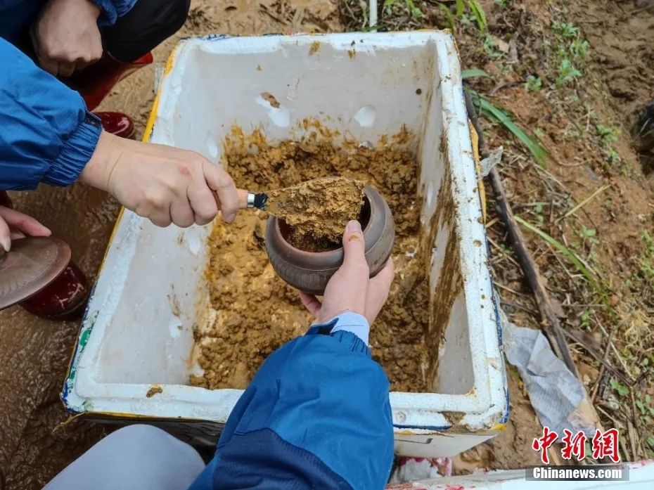 救援組為乘客家屬準(zhǔn)備了陶罐