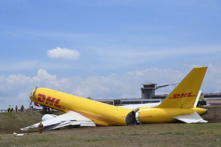 波音貨機(jī)迫降后損毀 機(jī)身斷成兩截