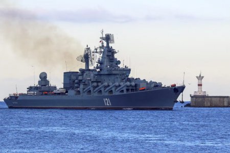 俄軍方稱俄軍艦發(fā)生爆炸嚴(yán)重受損 烏軍稱導(dǎo)彈打中了