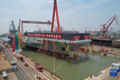 中國(guó)第三艘航母下水 命名福建艦