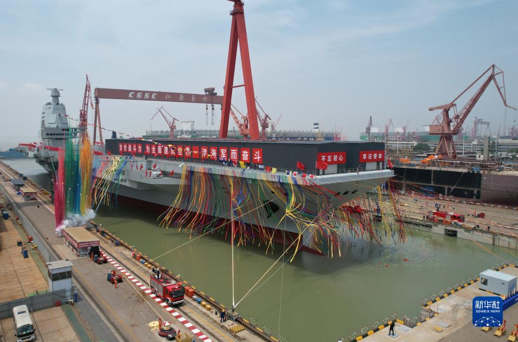 中國(guó)第三艘航母下水 命名福建艦