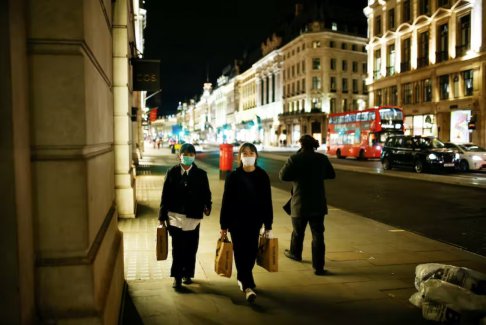 英國衛(wèi)生官員警告說 流感和新冠病毒的冬天很艱難