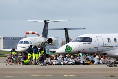 氣候活動(dòng)家阻止私人飛機(jī)在史基浦機(jī)場起飛