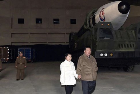 金正恩帶女兒參觀洲際彈道導(dǎo)彈試驗(yàn)