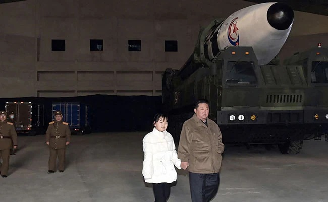 金正恩帶女兒參觀洲際彈道導(dǎo)彈試驗