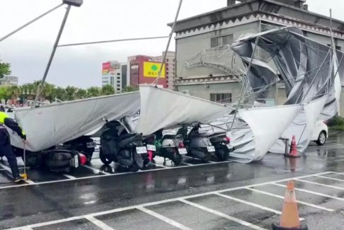 臺(tái)風(fēng)海葵襲擊臺(tái)灣后數(shù)千人斷電