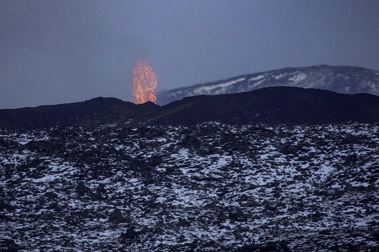2023年12月20日，熔巖從冰島格林達維克北部的火山噴發(fā)地點噴涌而出。
