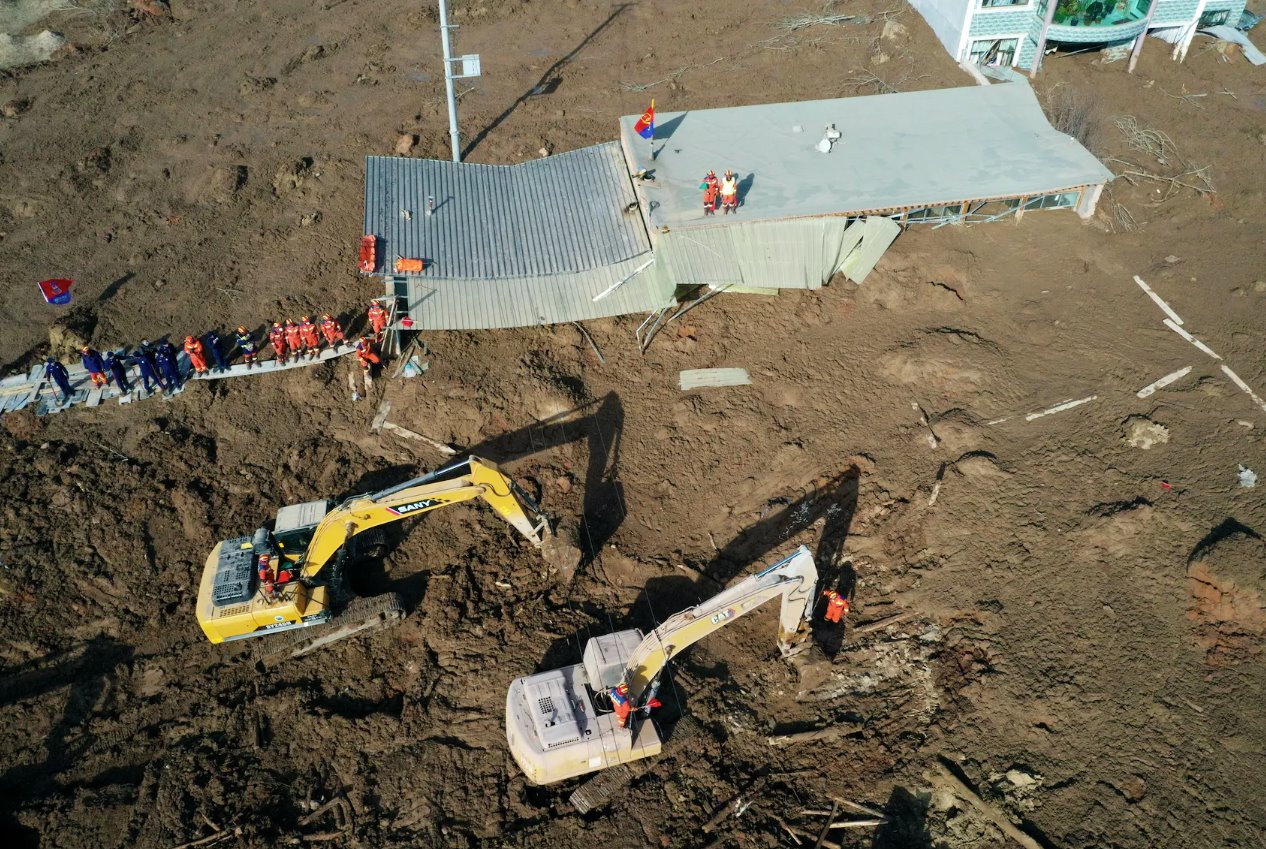2023年12月19日，甘肅積石山縣地震引發(fā)中國青海省金田村泥石流，救援行動中建筑物被淤泥覆蓋。