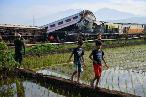 印度尼西亞通勤列車相撞事故造成3人死亡28人受傷