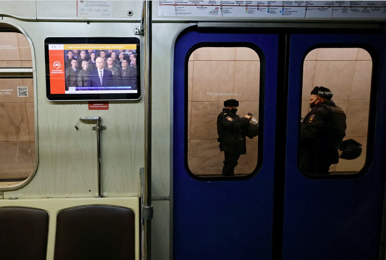 2022年12月31日，俄羅斯莫斯科的地鐵列車上，屏幕上正在播放俄羅斯總統(tǒng)弗拉基米爾&middot;普京向全國(guó)發(fā)表的年度新年致辭。