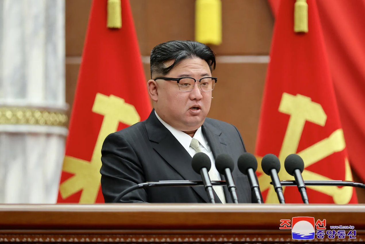 朝中社于2023年12月31日發(fā)布的這張照片顯示，朝鮮領(lǐng)導(dǎo)人金正恩在朝鮮平壤的黨總部出席朝鮮勞動黨第八屆中央委員會第八次全體會議