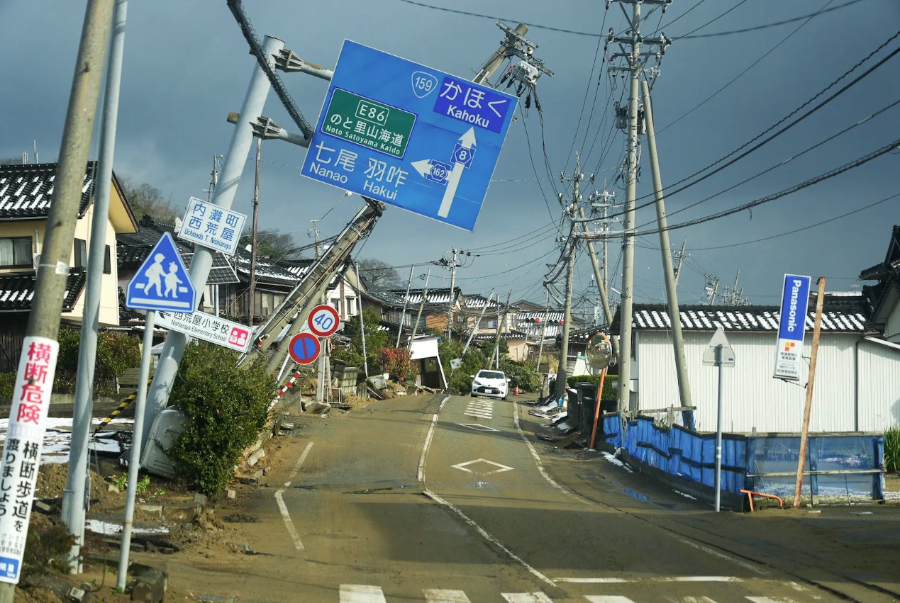 2024年1月8日，日本石川縣西荒谷市一條道路上的路標(biāo)傾斜，該道路因1月1日地震而受損。