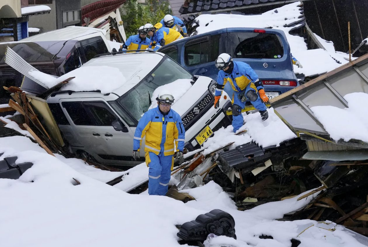 2024年1月9日，日本石川縣珠洲市，警察在被地震后海嘯摧毀的積雪覆蓋的住宅區(qū)尋找遇難者。
