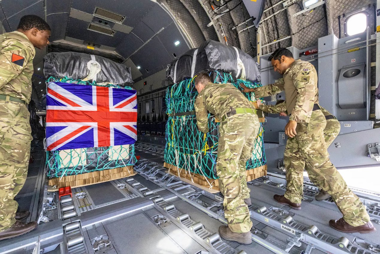2024年4月9日，在約旦的一個(gè)未指定地點(diǎn)，英國陸軍第47航空派遣中隊(duì)的人員將人道主義援助物資裝載到一架A400MAtlas軍用飛機(jī)上，作為解決加沙巴勒斯坦人民困境的行動(dòng)的一部分。