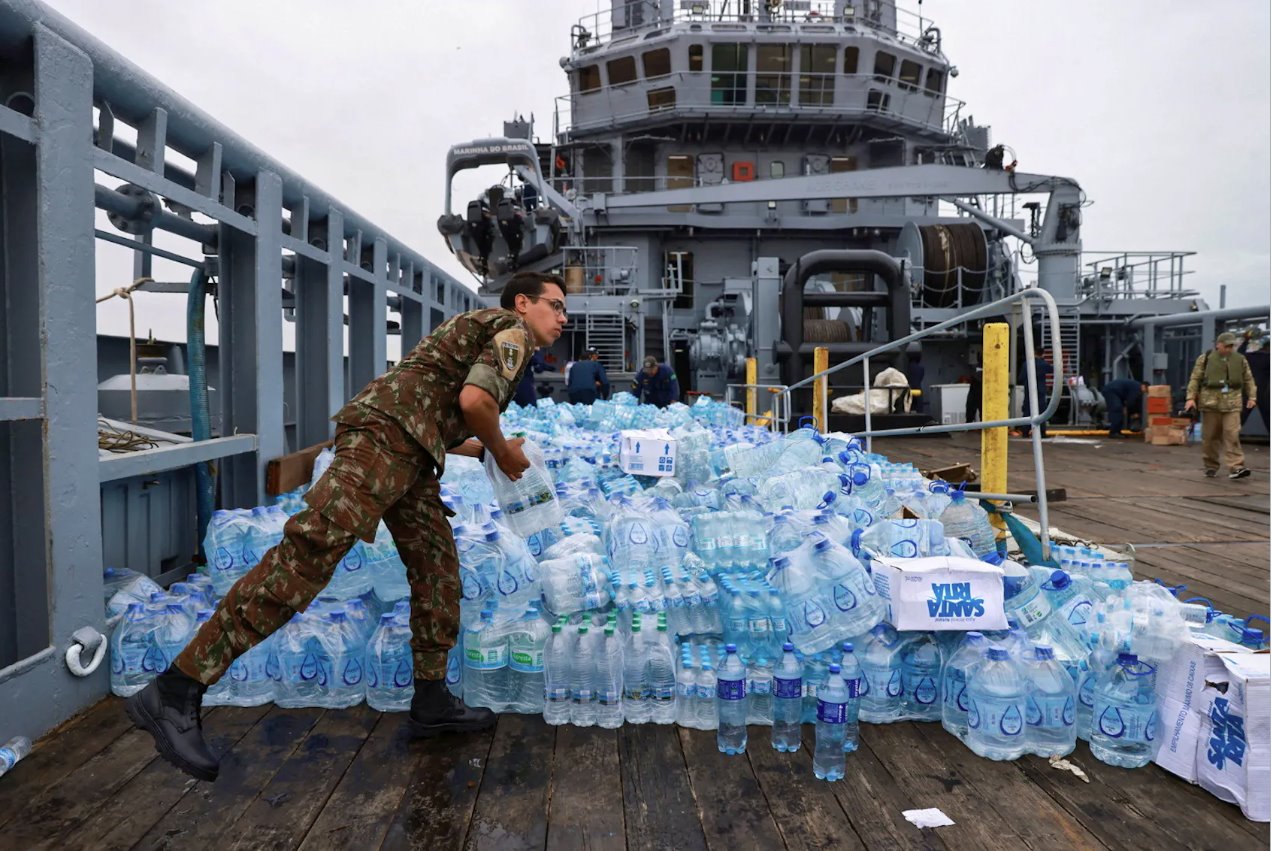 2024年5月16日，巴西士兵在巴西南里奧格蘭德州阿雷格里港瓜伊巴湖的一艘海軍艦艇上搬運援助物資。