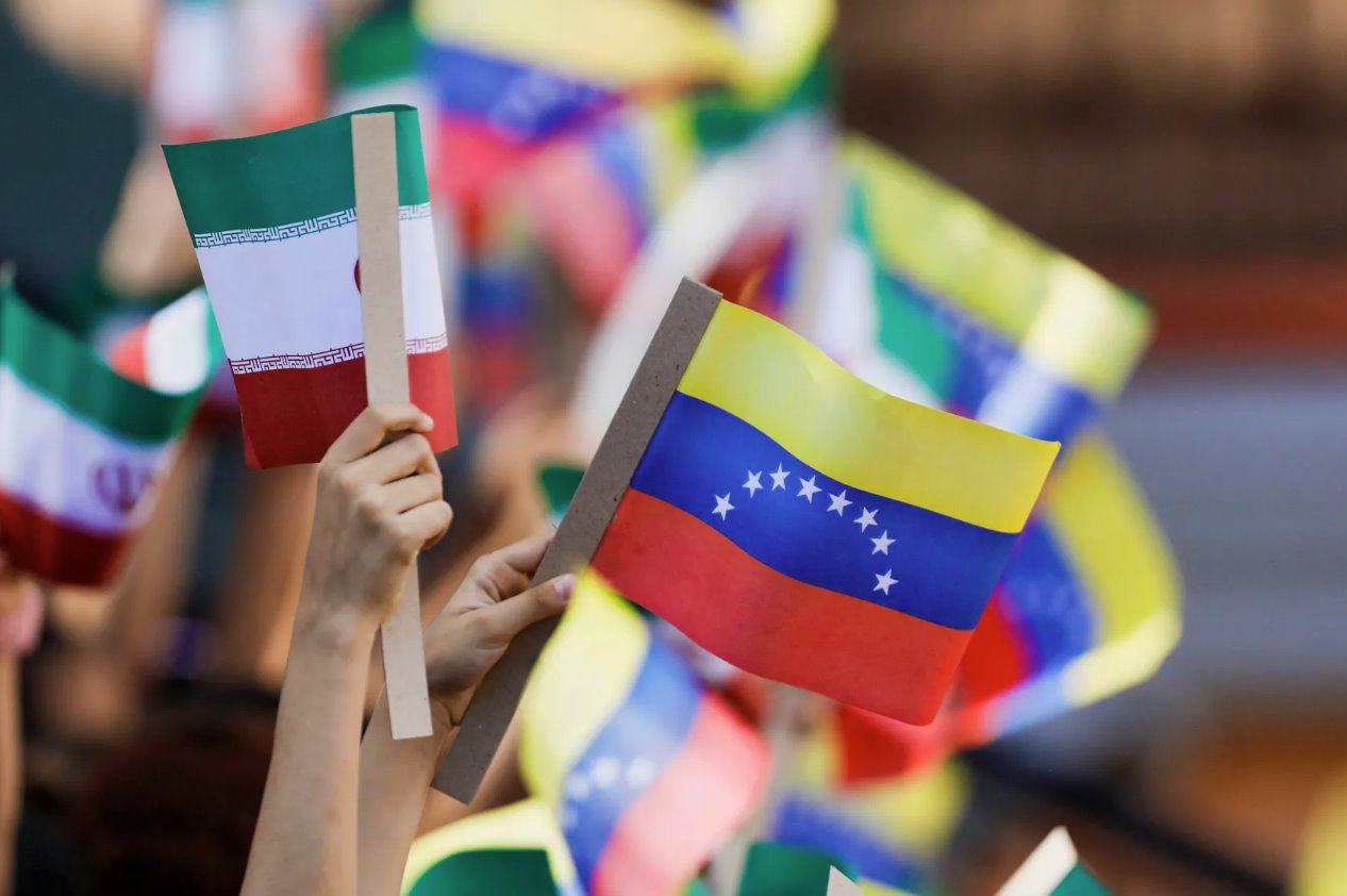 2023年6月12日，委內(nèi)瑞拉總統(tǒng)尼古拉斯&middot;馬杜羅(NicolasMaduro)在委內(nèi)瑞拉加拉加斯米拉弗洛雷斯宮會(huì)見伊朗總統(tǒng)易卜拉欣&middot;萊西(EbrahimRaisi)，人們舉著旗幟。