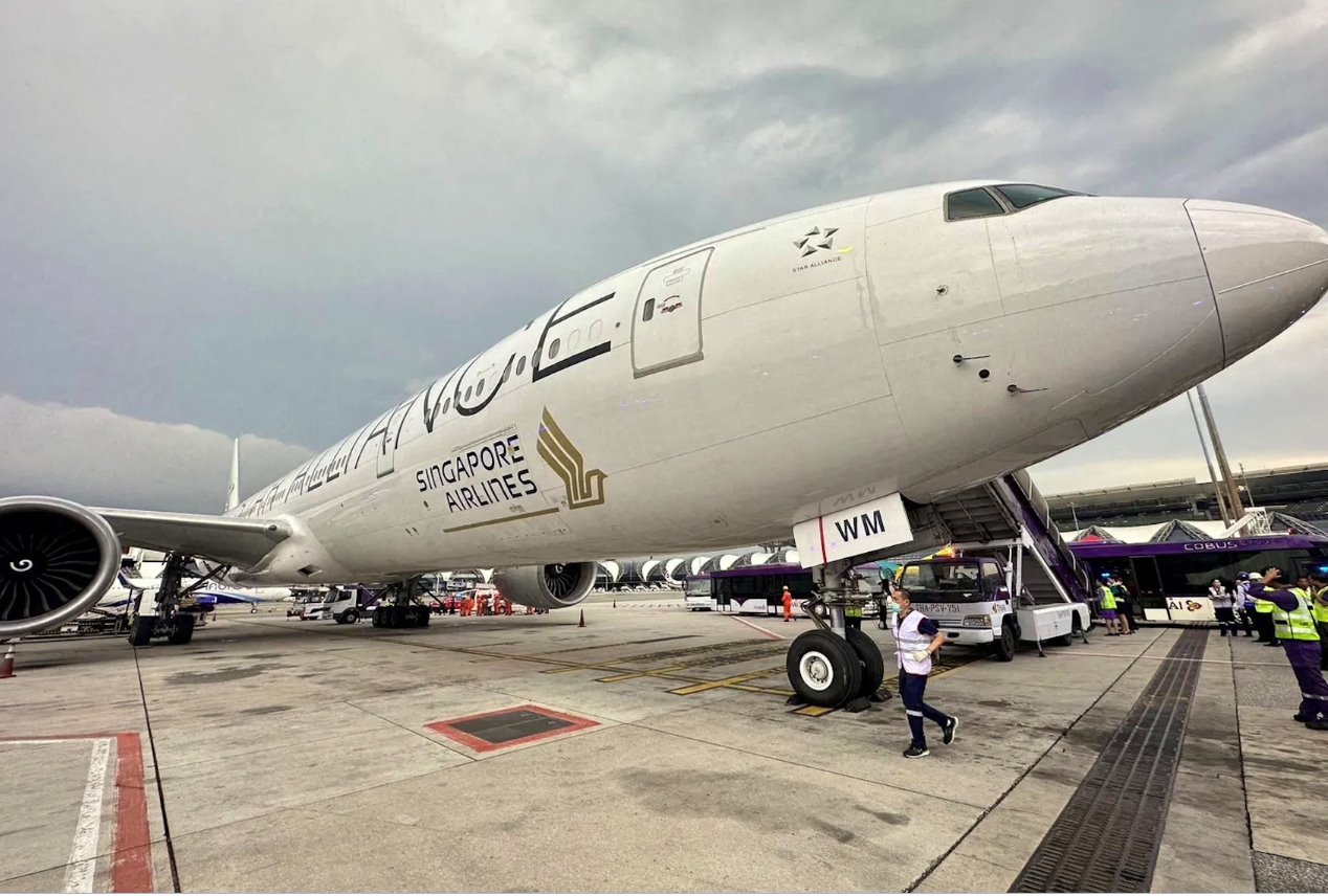 2024年5月21日，新加坡航空公司的一架飛機(jī)在泰國曼谷素萬那普國際機(jī)場(chǎng)請(qǐng)求緊急降落后出現(xiàn)在停機(jī)坪上。