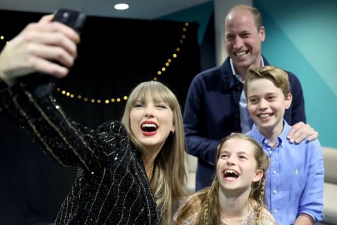 泰勒·斯威夫特(Taylor Swift)倫敦演出拍皇家自拍照