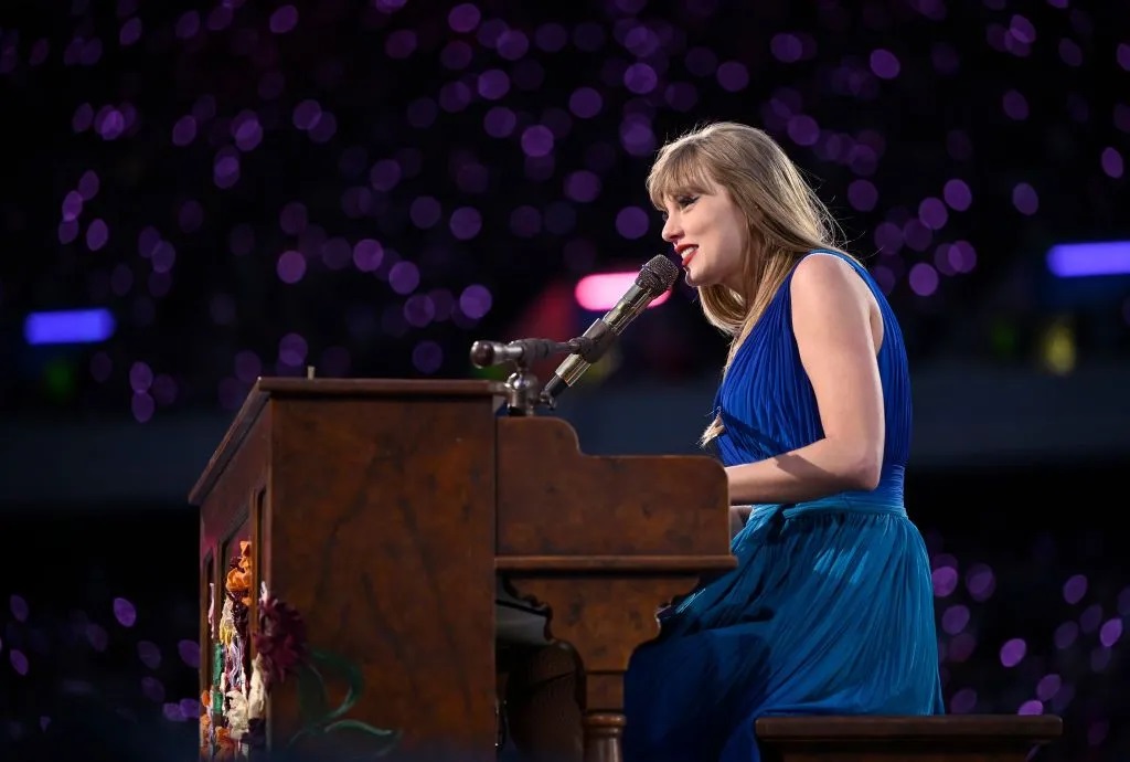 泰勒&middot;斯威夫特(TaylorSwift)節(jié)目在顫抖的流行歌曲和低調(diào)的原聲民謠之間肆意切換