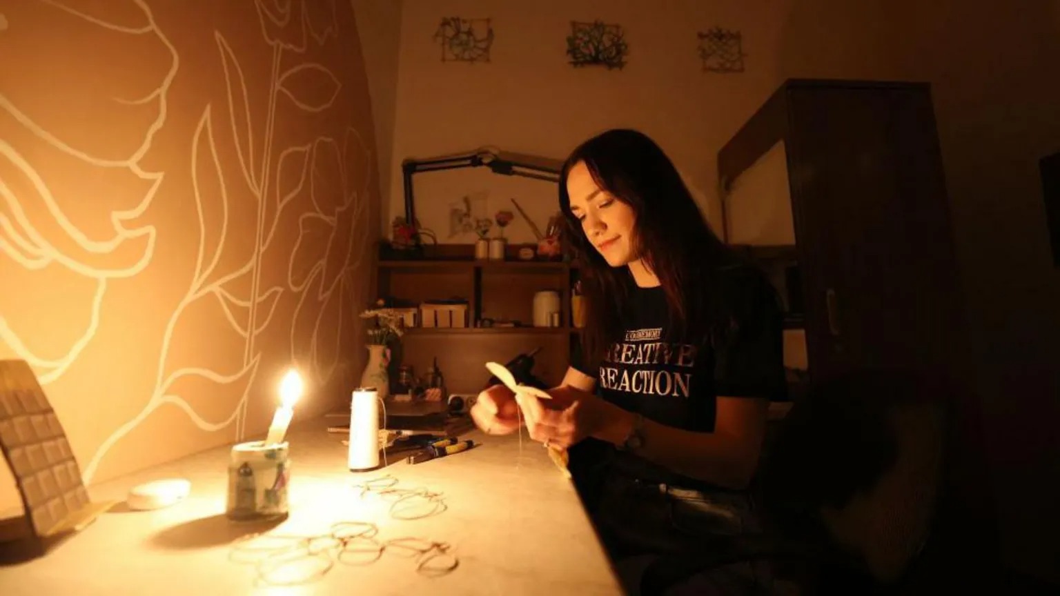 由于能源基礎(chǔ)設(shè)施受到俄羅斯襲擊的打擊，烏克蘭人不得不習(xí)慣輪流停電