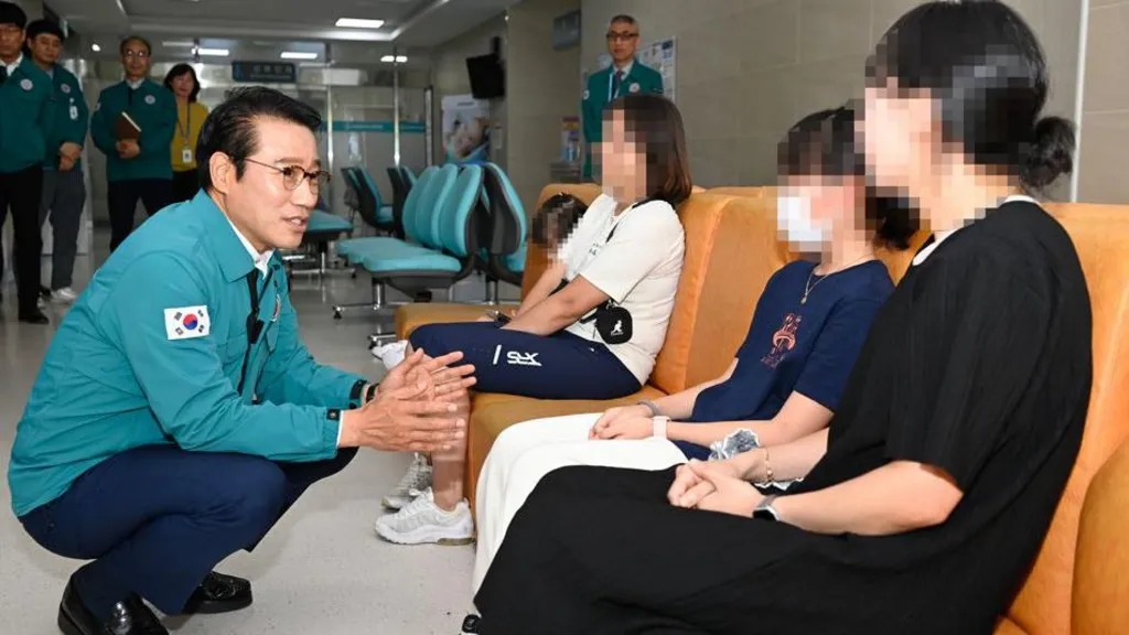 南原市市長崔京植在醫(yī)院候診室與感染諾如病毒的患者交談