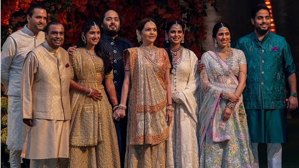 2023年1月，安巴尼家族出席RadhikaMerchant（左三）和AnantAmbani（左四）訂婚儀式