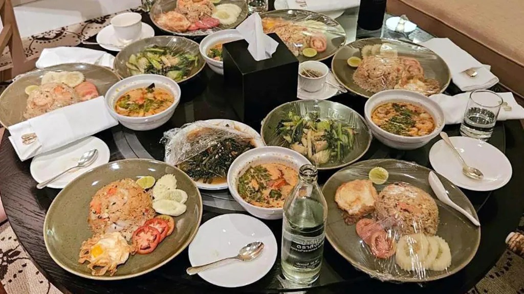 受害者酒店套房里的泰國菜盤沒有動過