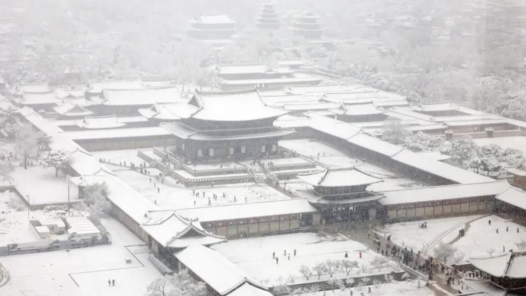 在韓國(guó)首爾市中心景福宮被雪覆蓋