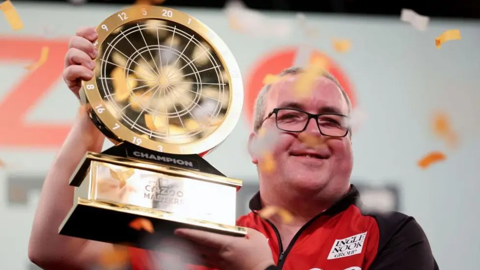 斯蒂芬&middot;邦廷 (Stephen Bunting) 在二月份贏得卡祖大師賽決賽后慶祝