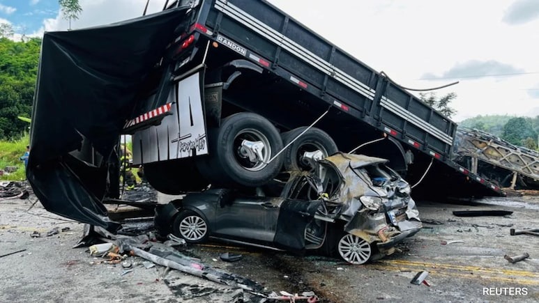 巴西巴士與卡車(chē)相撞至少30人死亡目擊者稱(chēng)，卡車(chē)運(yùn)輸?shù)囊粔K花崗巖塊松動(dòng)，掉落在路上，導(dǎo)致與巴士相撞。