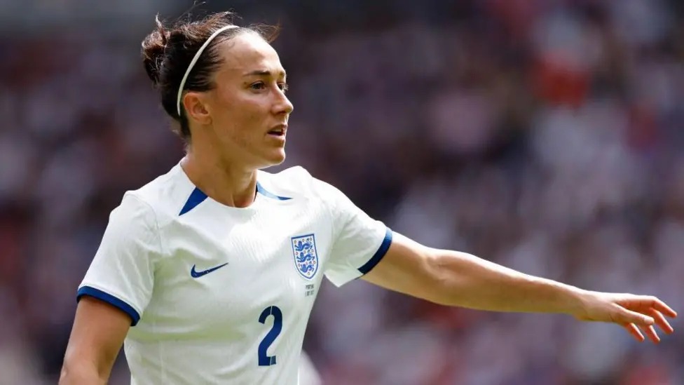 露西&middot;布朗茲(LucyBronze)是英國葡萄牙混血兒，能說多種語言