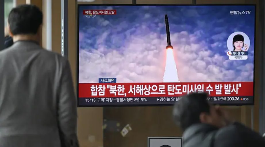3月10日，首爾火車(chē)站播放朝鮮導(dǎo)彈試驗(yàn)的新聞片段（資料圖）